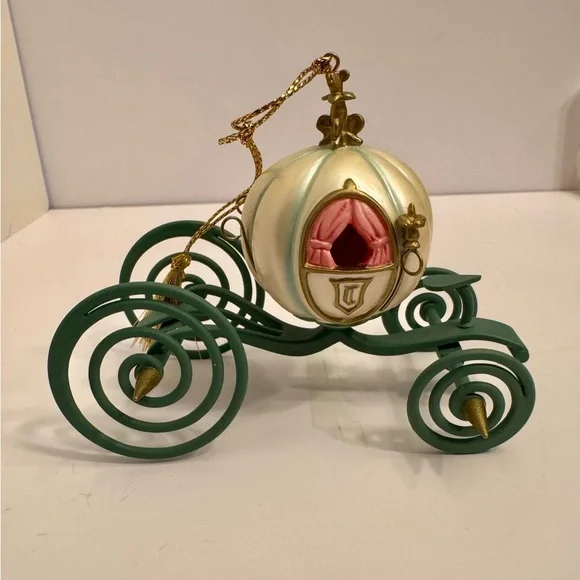 WDCC Enchanted Places “An Elegant Coach for Cinderella” Ornament - Picture 2 of 13